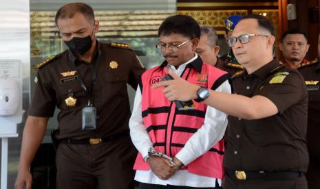 Menteri Komunikasi dan Informatika (Menkominfo) Johnny G Plate mengenakan rompi tahanan usai menjalani pemeriksaan di gedung Jampidsus Kejaksaan Agung, Jakarta, Rabu (17/5/2023).