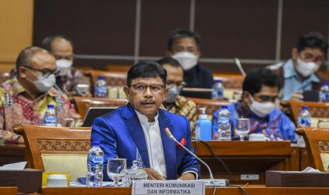 Menteri Komunikasi dan Informatika (Menkominfo) Johnny G Plate (tengah)