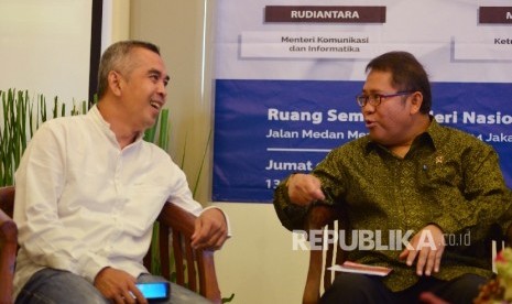  Menteri Komunikasi dan Informatika (Menkominfo) Rudiantara (kanan) bersama Pengamat Media Sosial Nukman Luthfie (kiri) menjadi pembicara dalam diskusi yang bertemakan Bedah Fatwa MUI yang diselenggarakan di Galeri Nasional Indonesia, Jakarta, Jumat (9/6). 