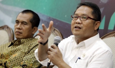 Menteri Komunikasi dan Informatika (Menkominfo) Rudiantara (kanan), Ketua Dewan Pers Yosep Adi Prasetyo (kiri), dan Ketua Komisi I DPR RI RI Abdul Kharis Almasyhari (tengah) saat menjadi pembicara dalam diskusi. 