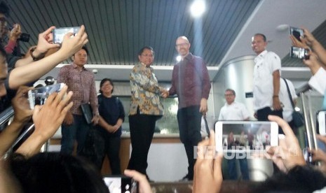 Menteri Komunikasi dan Informatika (Menkominfo) Rudiantara (kiri) dan Wakil Presiden Kebijakan Publik Facebook untuk Asia Pasifik Simon Milner ketika memberikan keterangan pers di depan Gedung Kemenkominfo, Jakarta, Senin (7/5).