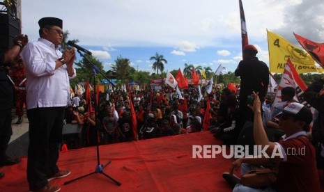 Menteri Komunikasi dan Informatika (Menkominfo) Rudiantara (kiri) memberikan orasi politik saat kampanye Pro Jokowi di Alun-alun Wates, Kulon Progo, DI Yogyakarta, Ahad (7/4/2019).