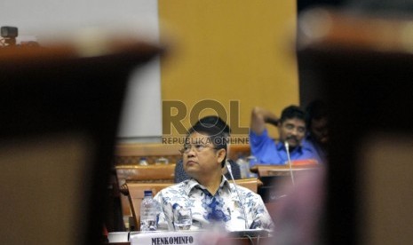  Menteri Komunikasi dan Informatika (Menkominfo) Rudiantara mengikuti rapat kerja dengan Komisi I DPR di Kompleks Parlemen, Senayan, Jakarta, Rabu (9/9). 