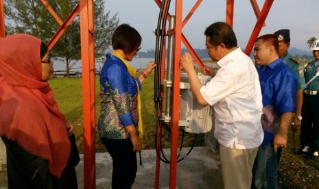  Menteri Komunikasi dan Informatika Republik Indonesia, Rudiantara (kanan) bersama dengan Presiden Direktur XL, Dian Sisawrini (kiri ) dan salah satu teknisi XL (tengah) dalam acara peresmian infrastruktur layanan telekomunikasi dan internet XL di Pulau Si