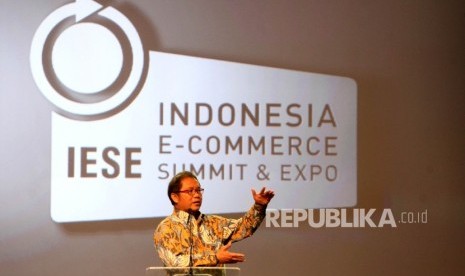 Menteri Komunikasi dan Informatika RI Rudi Antara menyampaikan pidato sambutannya pada acara pembukaan Indonesia E-Commerce Summit & Expo (IESE) 2017 di Indonesia Convention Center (ICE), Serpong, Banten, Selasa (9/5). 