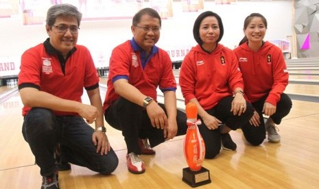 Menteri Komunikasi dan Informatika RI Rudiantara (kedua kiri) berpose bersama Managing Director President Office Sinar Mas Land Donny Rahajoe (kiri) dan atlet boling Indonesia Putty Armein (kedua kanan) dan Sharron Liman Santoso seusai membuka Sinar Mas Land Journalist Bowling Tournament 2019. 