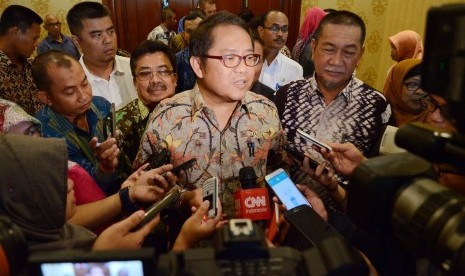 Menteri Komunikasi dan Informatika Rudiantara dan Wagub Jabar Deddy Mizwar diwawancara wartawan usai Rapat Kordinasi Penyiaran oleh Komisi Penyiaran Indonesia, di Kota Bandung, Kamis (25/2).