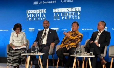 Menteri Komunikasi dan Informatika Rudiantara (kedua dari kanan) dalam Konferensi Global untuk Kebebasan Media di London, Inggris