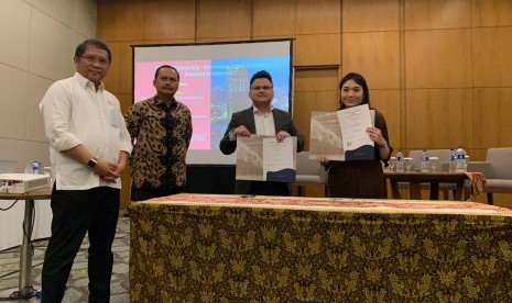 Menteri Komunikasi dan Informatika Rudiantara (kedua dari kiri) berfoto bersama usai menyaksikan penandatangan tiga kesepakatan kerja sama antara RI dan Singapura di bidang ekonomi digitaldi ICE BSD City, Tangerang, Senin (11/3).