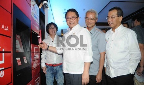 Menteri Komunikasi dan Informatika Rudiantara (kedua kiri) mencoba PO Box elektronik (eLocker) didampingi CEO MatahariMall.com Hadi Wenas (kiri), Dirut PT. Pos Indonesia, Gilarsi WS (kedua kanan) serta Chairman MatahariMall.com, Emirsyah Satar (kanan) saat