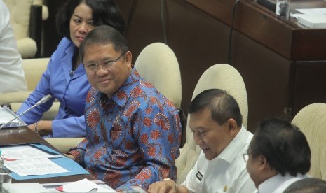 Menteri Komunikasi dan Informatika Rudiantara (kedua kiri) mengikuti Rapat Kerja (Raker) bersama Komisi II di Komplek Parlemen, Senayan, Jakarta, Rabu (4/10). Raker tersebut membahas penjelasan Pemerintah terhadap penetapan Perppu Ormas.