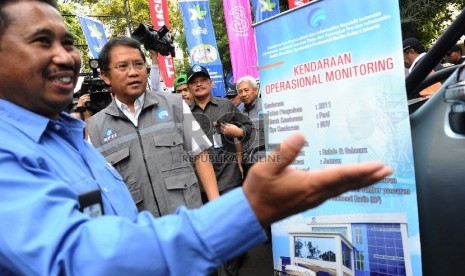 Menteri Komunikasi dan Informatika Rudiantara (kedua kiri) meninjau kesiapan peserta saat apel siaga menjelang Idul Fitri 1436 H di kantor Kominfo, Jakarta, Rabu (24/6).