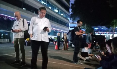 Menteri Komunikasi dan Informatika Rudiantara keluar dari gedung usai merasakan gempa, di Jakarta, Jumat (2/8). Pihaknya mengimbau agar ada running text gempa waspada tsunami. 