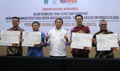 Menteri Komunikasi dan Informatika Rudiantara, Ketua Bawaslu RI Abhan, Ketua KPU RI Arif Budiman dan Ketua Dewan Pers Yosef Adi Prasetyo setelah penandatanganan kesepakatan pengawasan pemberitaan Pilkada, di Padang, Sumatera Barat. 