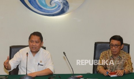 Menteri Komunikasi dan Informatika Rudiantara (kiri) memberikan pemaparan usai menggelar pertemuan dengan Dirjen Perhubungan Darat serta perwakilan angkutan online di Jakarta, Selasa (15/3). 