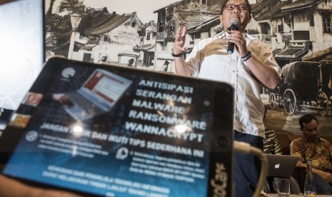 Menteri Komunikasi dan Informatika Rudiantara menyampaikan keterangan pers terkait upaya penanganan serangan dan antisipasi Malware Ransomware WannaCry di Jakarta, Minggu (14/5).