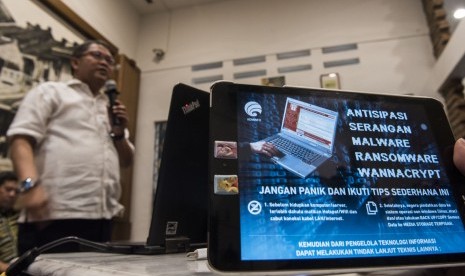 Menteri Komunikasi dan Informatika Rudiantara menyampaikan keterangan pers terkait upaya penanganan serangan dan antisipasi Malware Ransomware WannaCry di Jakarta, Minggu (14/5). 