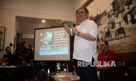 Menteri Komunikasi dan Informatika Rudiantara menyampaikan keterangan pers terkait upaya penanganan serangan dan antisipasi Malware Ransomware WannaCry di Jakarta, Minggu (14/5).