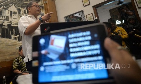 Menteri Komunikasi dan Informatika Rudiantara menyampaikan keterangan pers terkait upaya penanganan serangan dan antisipasi Malware Ransomware WannaCry di Jakarta, Minggu (14/5).