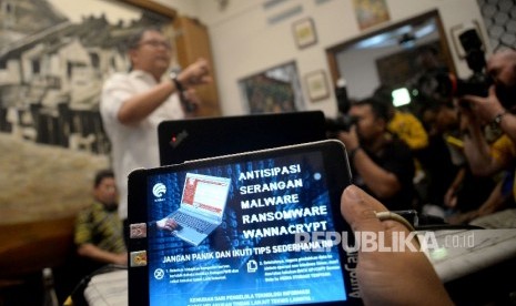 Menteri Komunikasi dan Informatika Rudiantara menyampaikan keterangan pers terkait upaya penanganan serangan dan antisipasi Malware Ransomware WannaCry di Jakarta, Ahad (14/5).