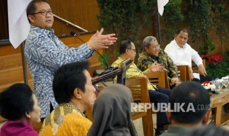 Menteri Komunikasi dan Informatika Rudiantara menyampaikan sambutan pada acara Deklarasi Antiradikalisme yang diikuti oleh puluhan perguruan tinggi di Jawa Barat, di Graha Sanusi Kampus Unpad, Kota Bandung, Jumat (14/7).