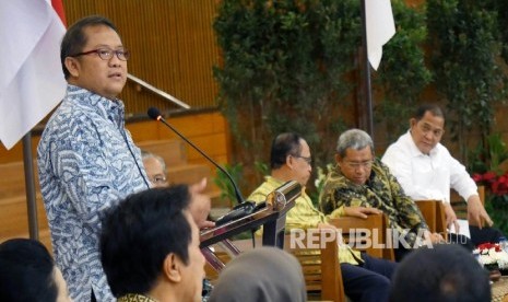 Menteri Komunikasi dan Informatika Rudiantara menyampaikan sambutan pada acara Deklarasi Antiradikalisme yang diikuti oleh puluhan perguruan tinggi di Jawa Barat, di Graha Sanusi Kampus Unpad, Kota Bandung, Jumat (14/7).