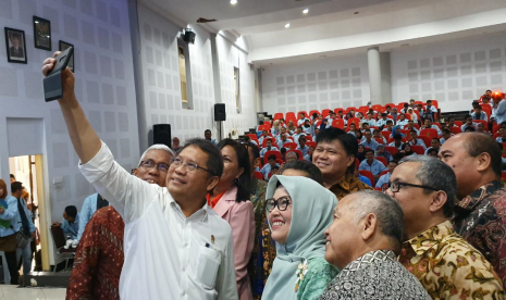 Menteri Komunikasi dan Informatika Rudiantara, Rektor Unhas Dwia Aries Tina Pulubuhu, Rektor dan Pimpinan Perguruan Tinggi dari berbagai daerah di Indonesia Timur di acara Pembukaan Digital Talent Scholarship (DTS) 2019 yang berlangsung di Kampus Unhas, Makassar, Selasa (23/7)