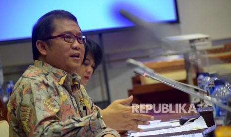 Menteri Komunikasi dan Informatika Rudiantara saat mengikuti rapat kerja (Raker) dengan Komisi I di Kompleks Parlemen, Jakarta, Senin (18/4). (Republika/Rakhmawaty La'lang)