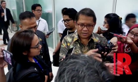 Menteri Komunikasi dan Informatika Rudiantara (tengah).