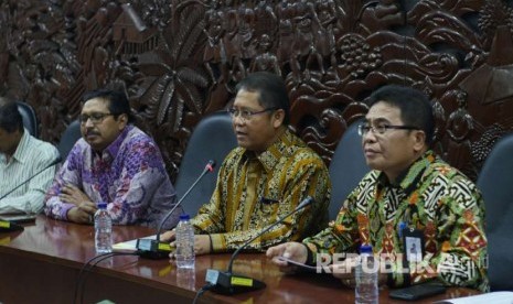 Menteri Komunikasi dan Informatika Rudiantara (tengah)  berbicara didampingi Dirut PT Telkom Alex Sinaga menjelaskan situasi terakhir recovery satelit Telkom 1.