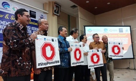 Menteri Komunikasi dan Informatika Rudiantara (tengah, berkacamata) berpose bersama sejumlah perwakilan dari Kementerian Perdagangan, Kementerian Perindustrian, dan Direktorat Bea Cukai, di sela-sela seminar nasional tentang Potensi Kerugian Akibat Ponsel Black Market, Jakarta, Jumat (2/8). 