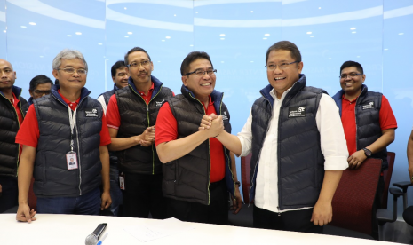 Menteri Komunikasi & Informatika RI Rudiantara saat mendengarkan penjelasan Direktur Utama Telkom Alex J. Sinaga terkait  progres pemulihan layanan Satelit Telkom 1 di Crisis Center Service Recovery Satelit Telkom 1, Jakarta (5/9).