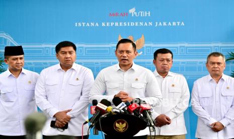 Menteri Koordinator Bidang Infrastruktur dan Pembangunan Kewilayahan Agus Harimurti Yudhoyono (AHY) di Kompleks Istana Kepresidenan, Jakarta Pusat, Selasa (18/2/2025).