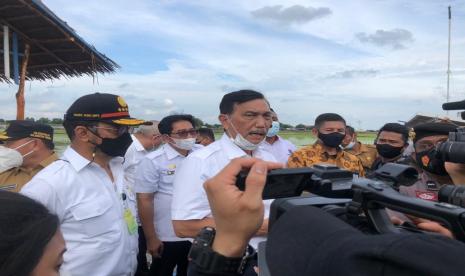 Menteri Koordinator Bidang Kemaritiman dan Inveatasi (Menko Marves), Luhut Binsar Pandjaitan meninjau kawasan food estate di blok A5 Desa Bentuk Jaya Kecamatan Dadahup, Kabupaten Kapuas, Provinsi Kalimantan Tengah (Kalteng), Selasa (6/4). Kunjungan kali turut didampingi Menteri Pertanian Syahrul Yasin Limpo (Mentan SYL).