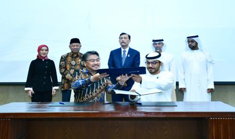 Menteri Koordinator Bidang Kemaritiman dan Investasi Indonesia Luhut Binsar Pandjaitan, Kedubes Indonesia Untuk UAE Husin Bagis dan Direktur Utama PT Pertamina (Persero), Nicke Widyawati  menyaksikan Penandatanganan Nota Kesepahaman oleh Direktur Utama PNRE John Anis (kiri) dan Director Development and Investment Masdar Abdulla Zayed (kanan), di Bali, Selasa (21/5).