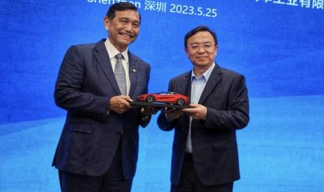 Menteri Koordinator Bidang Kemaritiman dan Investasi Luhut B. Pandjaitan, menghadiri penandatanganan Nota Kesepahaman antara Indonesia dengan Perusahaan Mobil Listrik BYD di Shenzhen, China, Kamis (25/05/2023). Penandatanganan tersebut bertujuan untuk menjajaki potensi investasi antara Indonesia dan Cina, termasuk dalam bidang Mobil Listrik. 