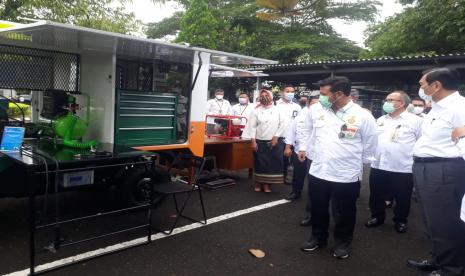 Menteri Koordinator bidang Kemaritiman dan Investasi Luhut Binsar Pandjaitan dan Menteri Pertanian Syahrul Yasin Limpo meninjau teknologi alat mesin pertanian (alsintan) di Balai Besar Pengembangan Mekanisasi Pertanian (BBPMP), Badan Litbang Pertanian, Pagedangan, Kabupaten Tangerang, Banten, Rabu (27/1).