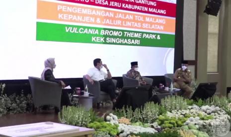 Menteri Koordinator Bidang Kemaritiman, dan Investasi Luhut Binsar Pandjaitan beserta para pemimpin daerah Malang Raya dalam acara pemaparan potensi daerah di Graha Pancasila, Balai Kota Among Tani Kota Batu, Jawa Timur, Senin (26/4). 