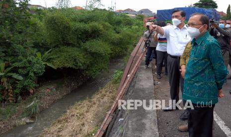 Menteri Koordinator Bidang Kemaritiman dan Investasi Luhut Binsar Pandjaitan (kedua kanan) didampingi Gubernur Bali Wayan Koster (kanan) meninjau lokasi rencana pembangunan Tempat Pengolahan Sampah Terpadu (TPST) di Desa Padang Sambian Kaja Denpasar, Bali, Jumat (25/2/2022). 