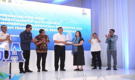 Menteri Koordinator Bidang Kemaritiman dan Investasi Luhut Binsar Pandjaitan meresmikan secara langsung Pembangkit Listrik Tenaga Surya (PLTS) Atap di kawasan pabrik Danone-AQUA Mambal, Kabupaten Badung, Bali. Luhut mengapresiasi langkah yang diambil oleh Danone-AQUA. 