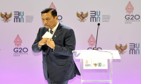 Menteri Koordinator Bidang Kemaritiman dan Investasi Luhut Binsar Pandjaitan berjalan meninggalkan podium usai menyampaikan paparan saat pembukaan State-Owned Enterprises (SOE) International Conference di Bali Nusa Dua Convention Center (BNDCC), Bali, Senin (17/10/2022). SOE International Conference yang mengangkat tema 