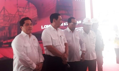 Menteri Koordinator bidang Kemaritiman dan Investasi Luhut Binsar Panjaitan, Menteri Perhubungan (Menhub) Budi Karya Sumadi, Menteri Badan Usaha Milik Negara (BUMN) Erick Thohir, Menteri Pekerjaan Umum dan Perumahan Rakyat (PUPR) Basuki Hadimuljono, dan Direktur Utama PT Adhi Karya (Persero) Tbk Budi Harto, dalam seremonial pengecoran terakhir jembatan lengkung bentang panjang kuningan pada proyek pelaksanaan pembangunan prasarana kereta api ringan atau light rail transit (LRT) terintegrasi di wilayah Jakarta, Bogor, Depok, dan Bekasi di persimpangan Jalan HR Rasuna Said dan Jalan Gatot Subroto, Jakarta Selatan, Senin (11/11).