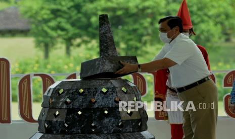 Menteri Koordinator Bidang Kemaritiman dan Investasi Luhut Binsar Panjaitan memasang replika stupa saat pembukaan Festival Joglosemar di kompleks Taman Wisata Candi (TWC) Borobudur, Magelang, Jawa Tengah, Kamis (20/5/2021). Festival Joglosemar diselenggarakan atas kerja sama Kementerian Perindustrian, Bank Indonesia, Pemerintah Provinsi Jawa Tengah, dan DI Yogyakarta untuk mendukung Gerakan Nasional Bangga Buatan Indonesia (BBI) dengan mengusung tema Artisan of Java yang diharapkan mampu membangkitkan perekonomian Usaha Mikro Kecil dan Menengah/Industri Kecil dan Menengah (UMKM/IKM). 