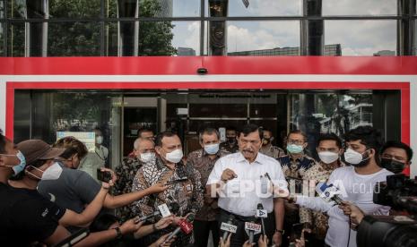 Menteri Koordinator Bidang Kemaritiman dan Investasi (Menko Marves) Luhut Binsar Pandjaitan (tengah) bersama Ketua Komisi Pemberantasan Korupsi (KPK) Firli Bahuri menjawab pertanyaan awak media.