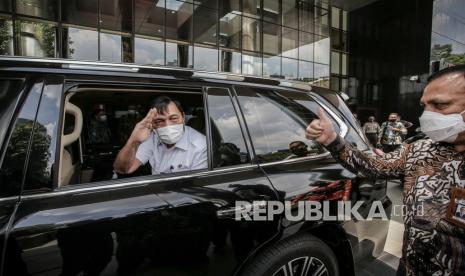 Menteri Koordinator Bidang Kemaritiman dan Investasi (Menko Marves) Luhut Binsar Pandjaitan melambaikan tangan ke arah Ketua Komisi Pemberantasan Korupsi (KPK) Firli Bahuri usai menghadiri peluncuran Aksi Pencegahan Korupsi Stranas PK 2021-2022 di Gedung Merah Putih KPK, Jakarta, Selasa (13/4/2021). Stranas PK (Strategi Nasional Pencegahan Korupsi) adalah arah kebijakan nasional yang memuat fokus dan sasaran pencegahan korupsi yang digunakan sebagai acuan K/L, Pemda dan stakeholder dalam melaksanakan aksi pencegahan korupsi di Indonesia.