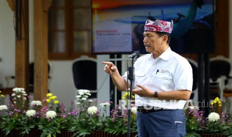 Menteri Koordinator Bidang Kemaritiman dan Investasi (Menko Marves) Luhut Binsar Pandjaitan berpidato saat kunjungan kerja di Banyuwangi, Jawa Timur, Sabtu (19/3/2022). Menko Marves mengatakan investasi pembangunan Ibu Kota Negara (IKN) tidak ada yang mundur dan sudah ada lima negara yang siap mendanai diantaranya Abu Dhabi, Arab Saudi dan China. 