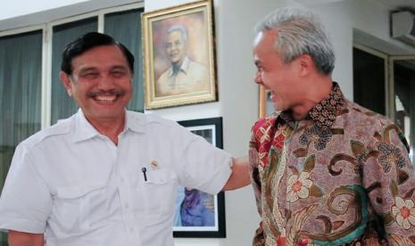 Menteri Koordinator Bidang Kemaritiman dan Investasi (Menko Marves), Luhut Binsar Pandjaitan bertemu Gubernur Jawa Tengah, Ganjar Pranowo, di Semarang, Selasa (7/6/2022). Menteri Koordinator Bidang Kemaritiman dan Investasi Luhut Binsar Pandjaitan menyebutkan harga minyak goreng di Jawa Tengah terus membaik dan mengalami penurunan.