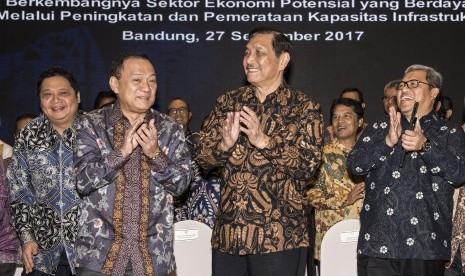 Menteri Koordinator Bidang Kemaritiman Luhut B Pandjaitan (kedua kanan), Menteri Perindustrian Airlangga Hartarto (kiri), Gubernur Bank Indonesia Agus Martowardojo (kedua kiri) dan Gubernur Jawa Barat Ahmad Heryawan (kanan) berbincang sebelum Rapat Koordinasi Pemerintah, Pemerintah Daerah dan Bank Indonesia di Bandung, Jawa Barat, Rabu (27/9).