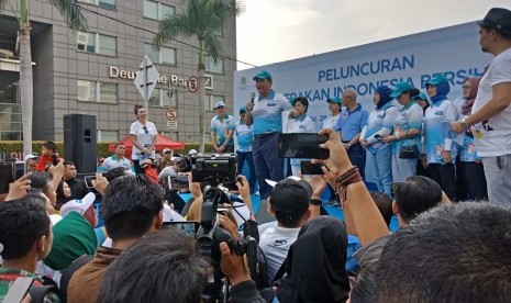 Menteri Koordinator Bidang Kemaritiman Luhut Binsar Pandjaitan bersama Menteri Perhubungan Budi Karya Sumadi saat memberikan keterangan tentang Gerakan Indonesia Bersih (GIB), di area CFD Bunderan HI, Jakarta, Ahad (28/4). 