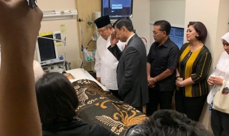 Menteri Koordinator Bidang Kemaritiman, Luhut Binsar Pandjaitan dan Menteri Keuangan, Sri Mulyani memberikan penghormatan terakhir untuk almarhumah Ani Yudhoyono di NHU, Sabtu (1/6).